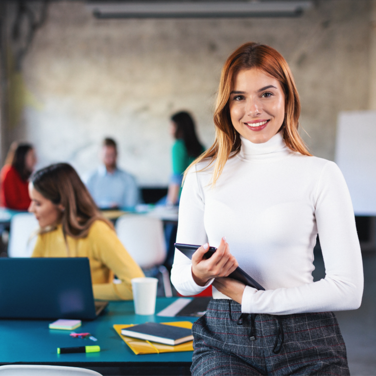Mujer joven en entorno de oficina representando atención personalizada en salud ocupacional